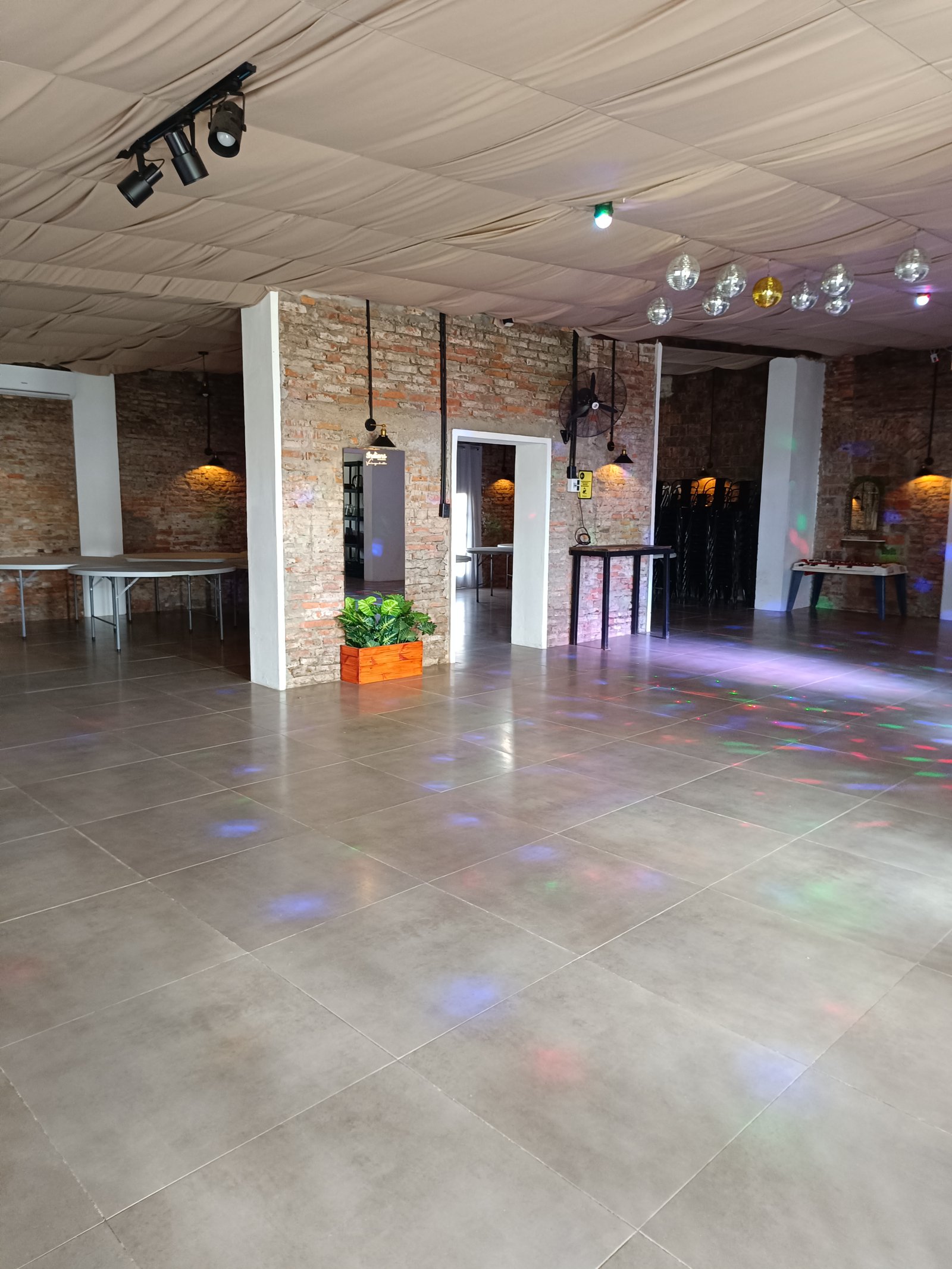 Salón con iluminación profesional